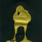 Rabe - goldener Linoleumdruck auf schwarzem Papier